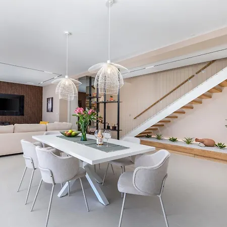 Mar Vista Villa *
