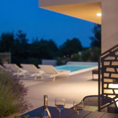Mar Vista Villa *