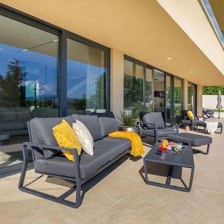 Mar Vista Villa *